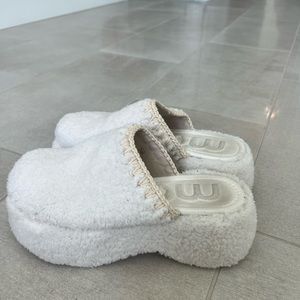 MOU WHITE FUZZY PLATFORM SLIDES SIZE 39